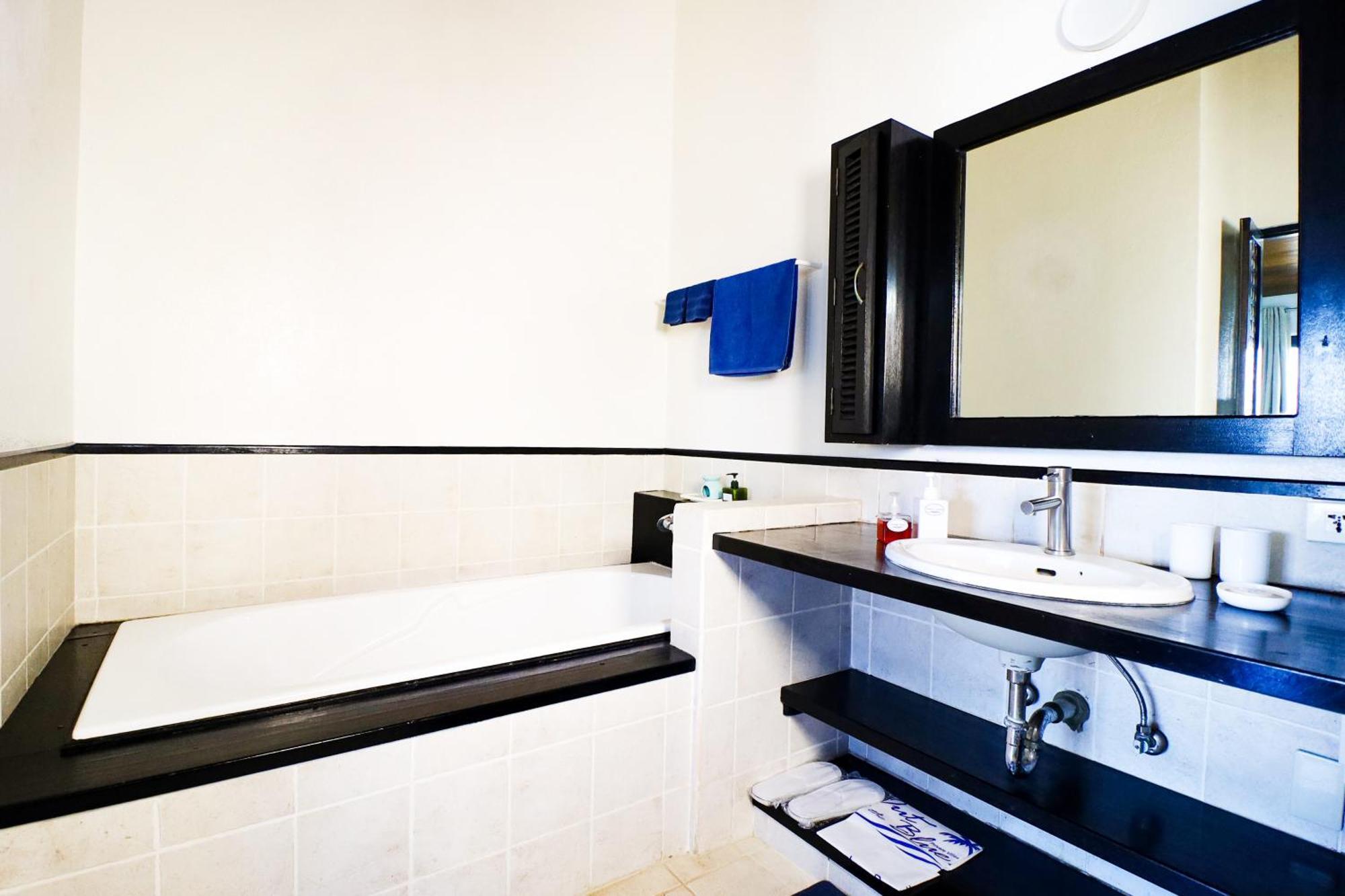 Out Of The Blue Resort Puerto Galera Kamer foto