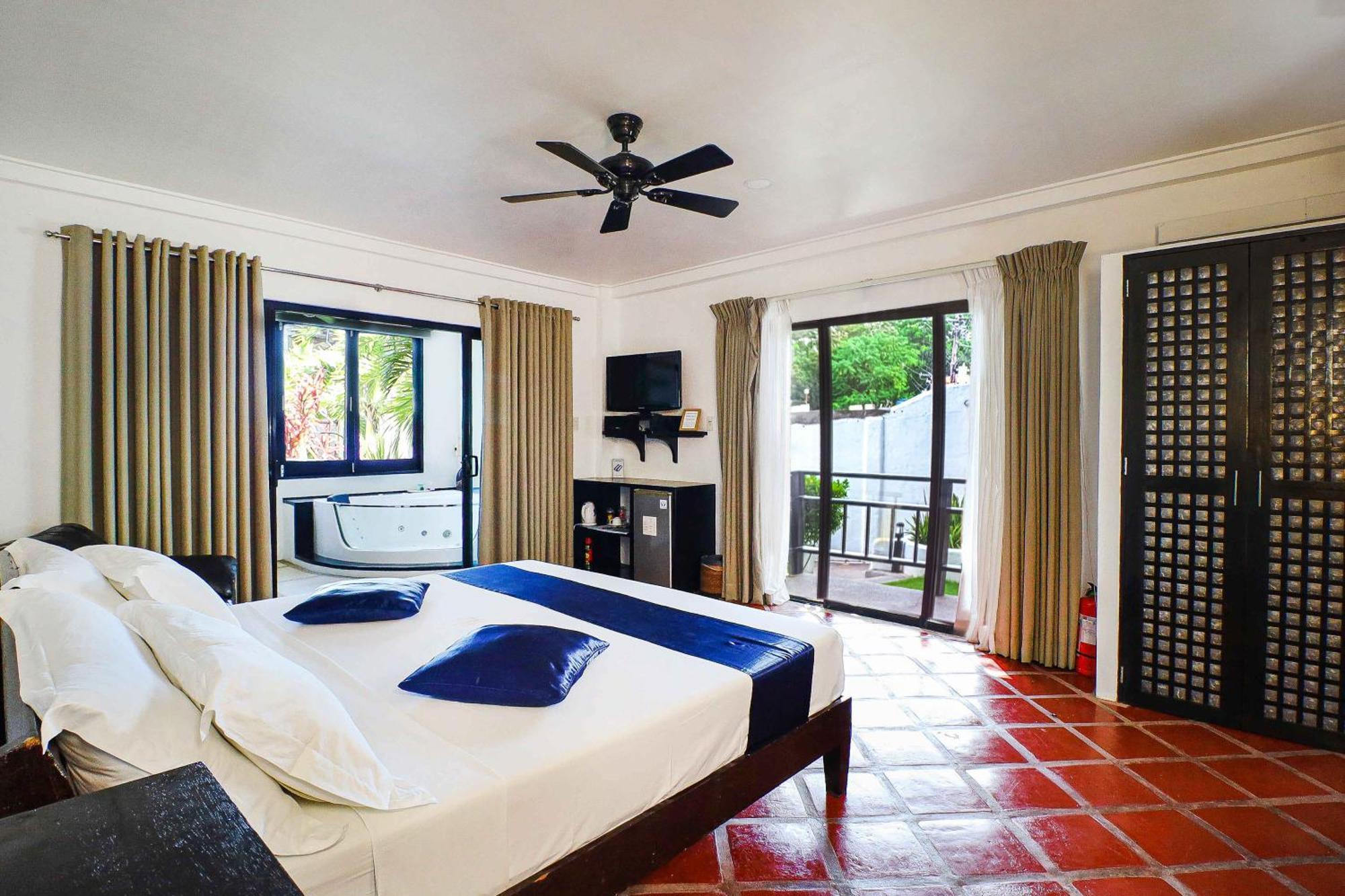 Out Of The Blue Resort Puerto Galera Kamer foto