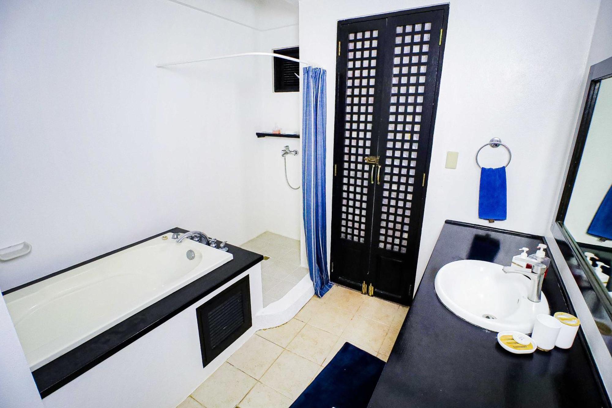 Out Of The Blue Resort Puerto Galera Kamer foto